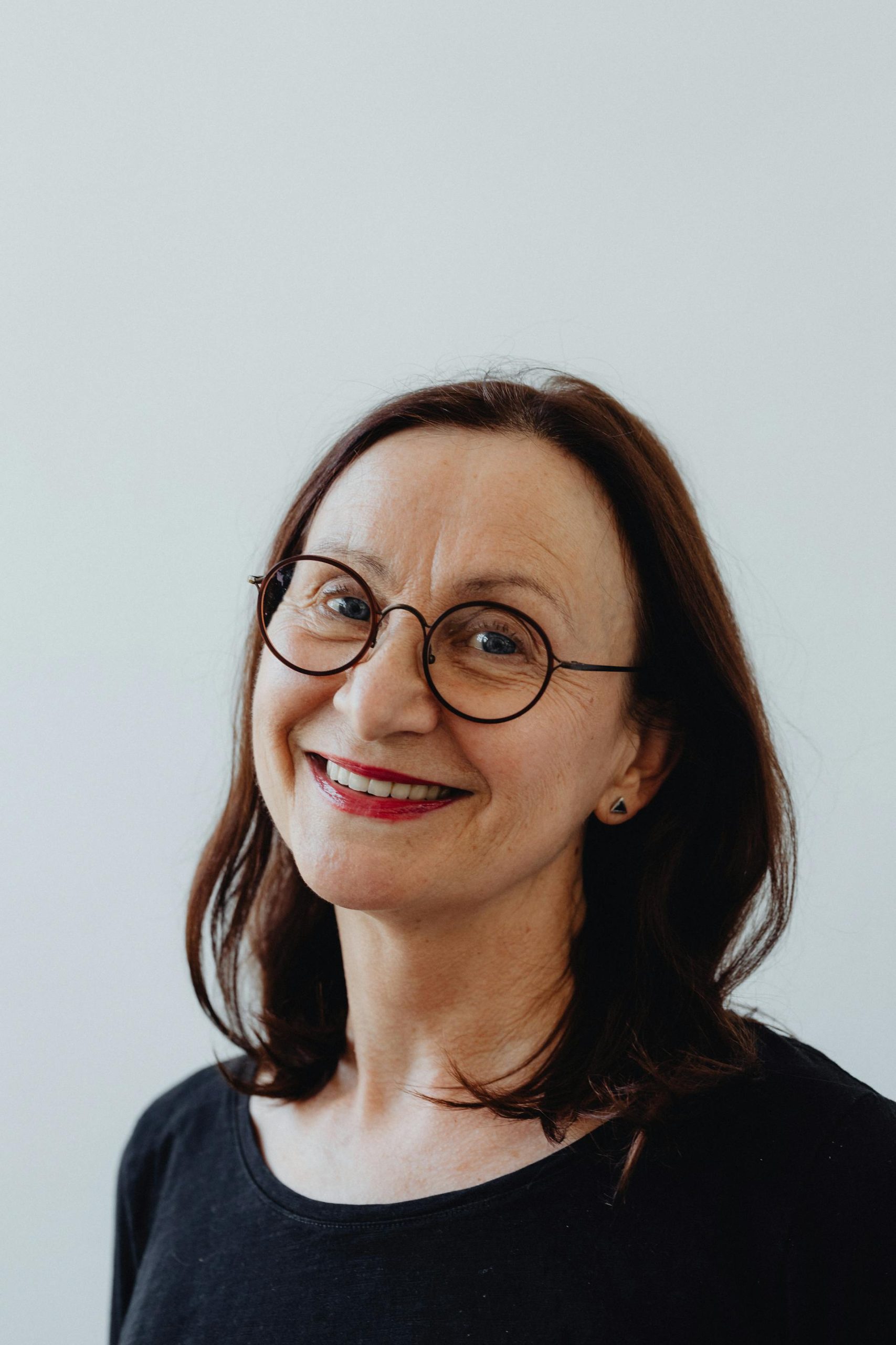 Een vrouw die glimlacht