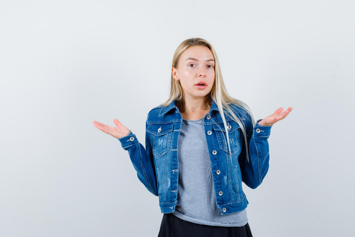 Een vrouw haalt haar schouders op