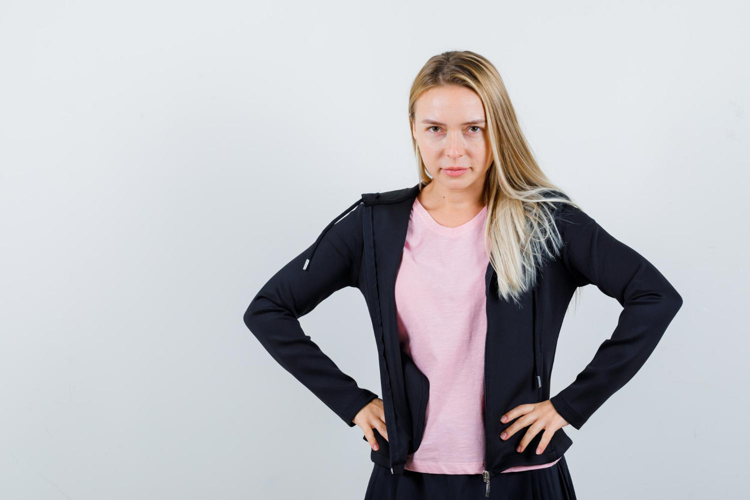 Een vrouw met handen in haar zij