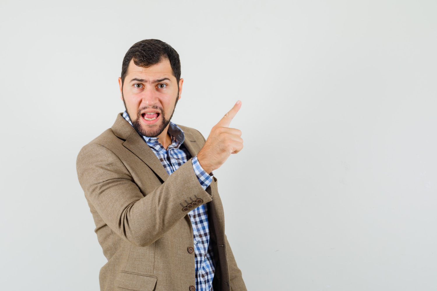 Een boze man wijst met zijn vinger