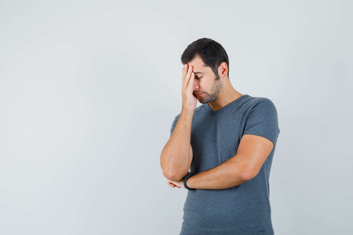 Een man kijkt bezorgd