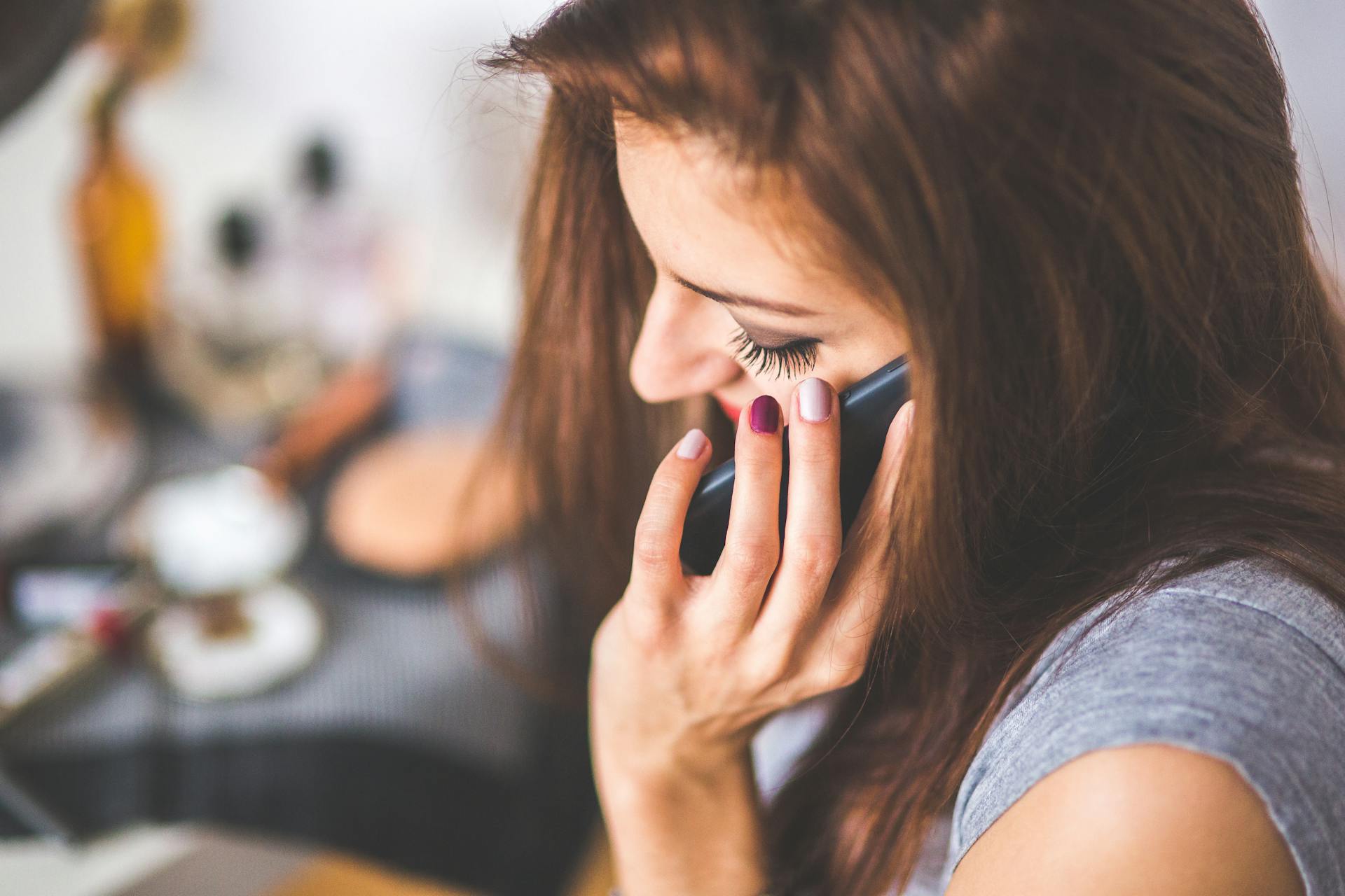 Een vrouw die aan de telefoon praat | Bron: Pexels