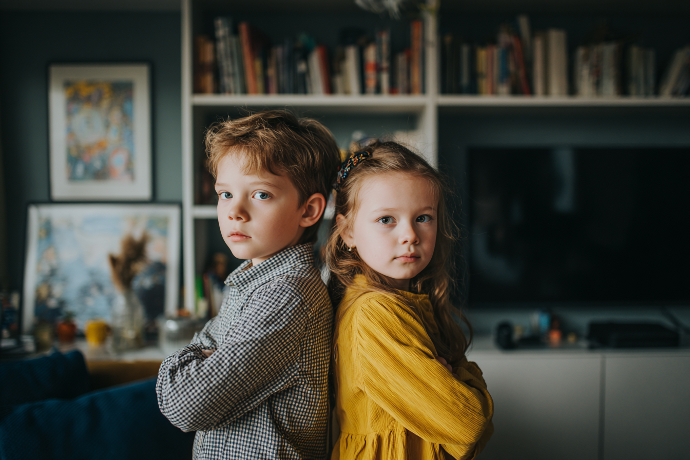 Twee kinderen die samen staan | Bron: Midjourney